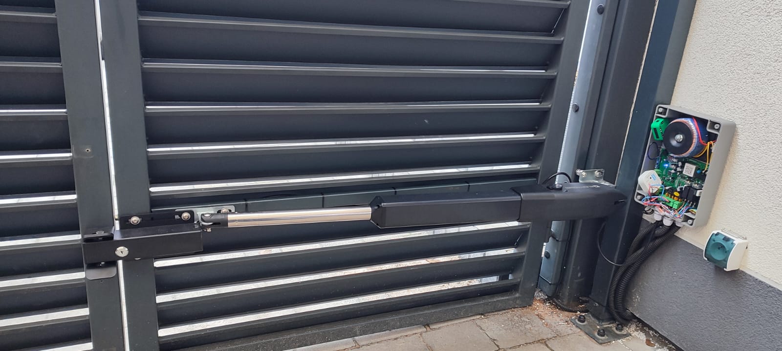 Brama skrzydłowa Leszno – widok 1