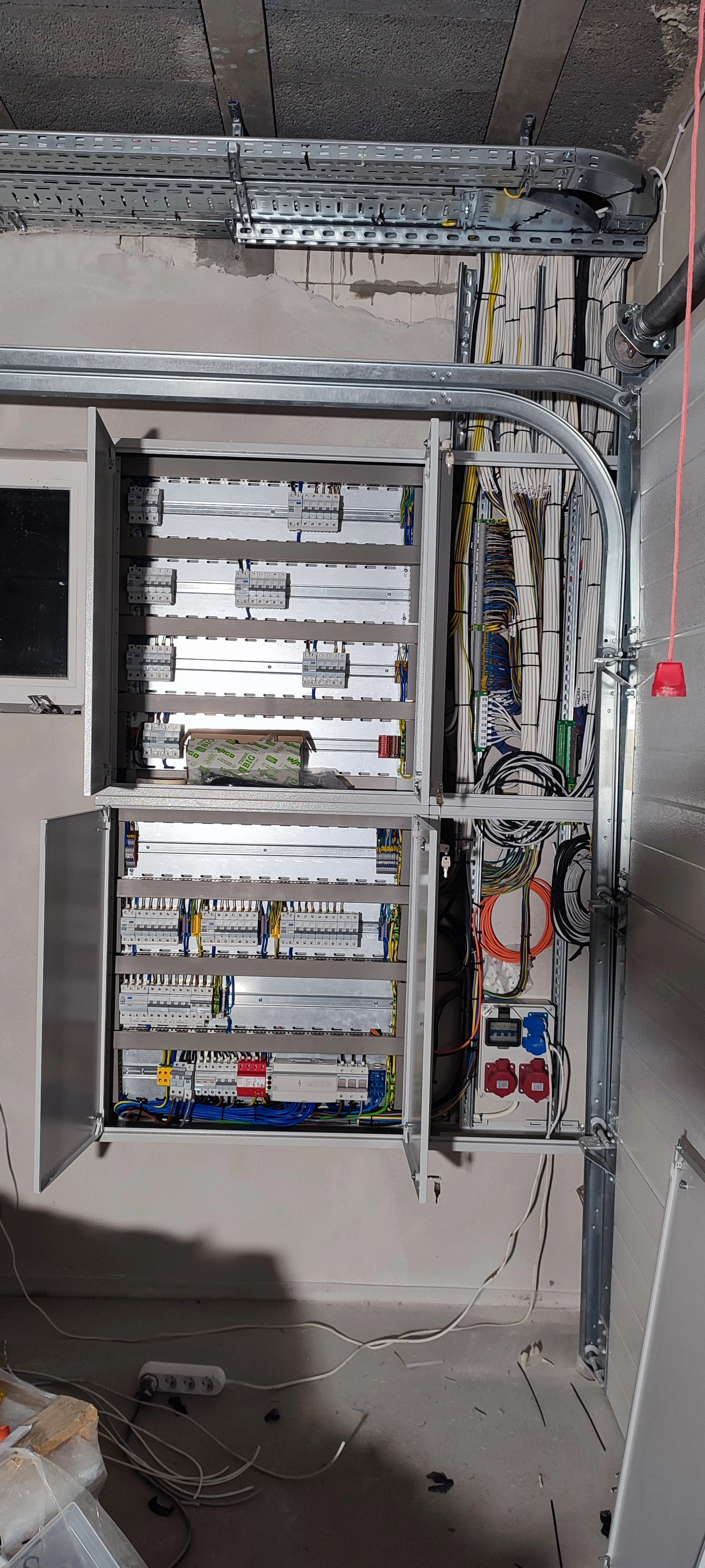 Technik opisujący przewody w szafie elektrycznej