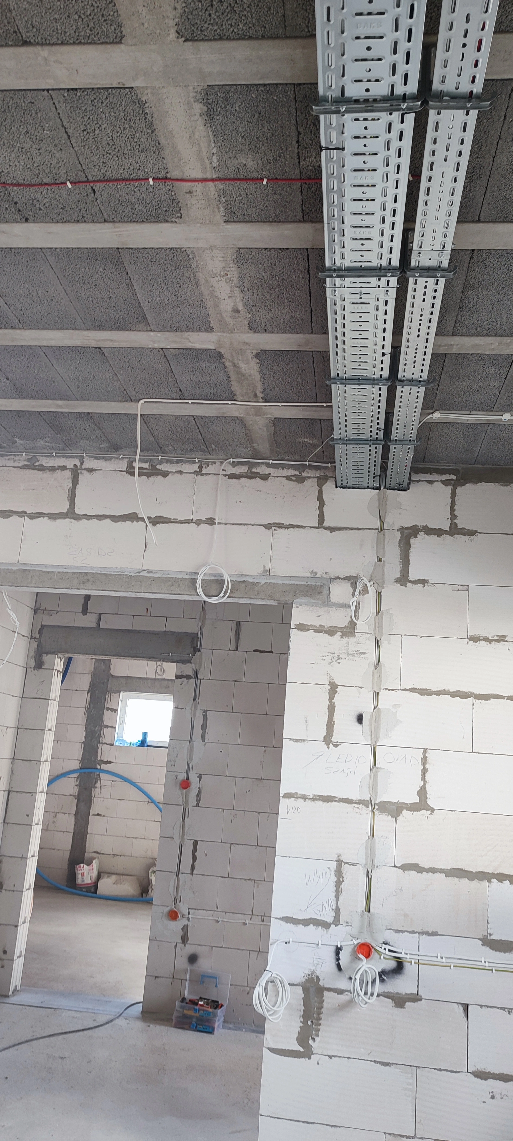 Testowanie funkcjonalności systemu przed zamknięciem ścian