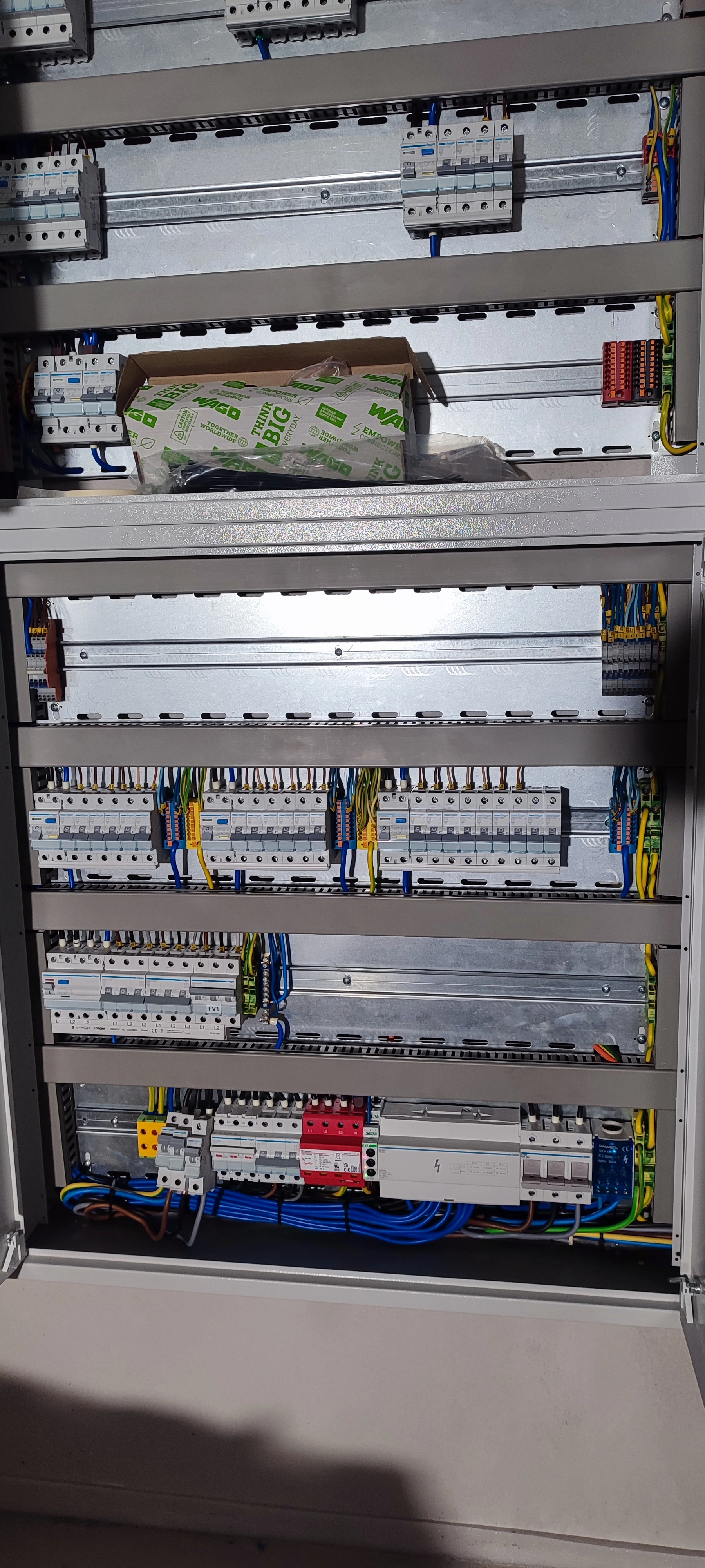 Rozdzielnia elektryczna z oznakowanymi przewodami i przestrzenią na moduły Ampio