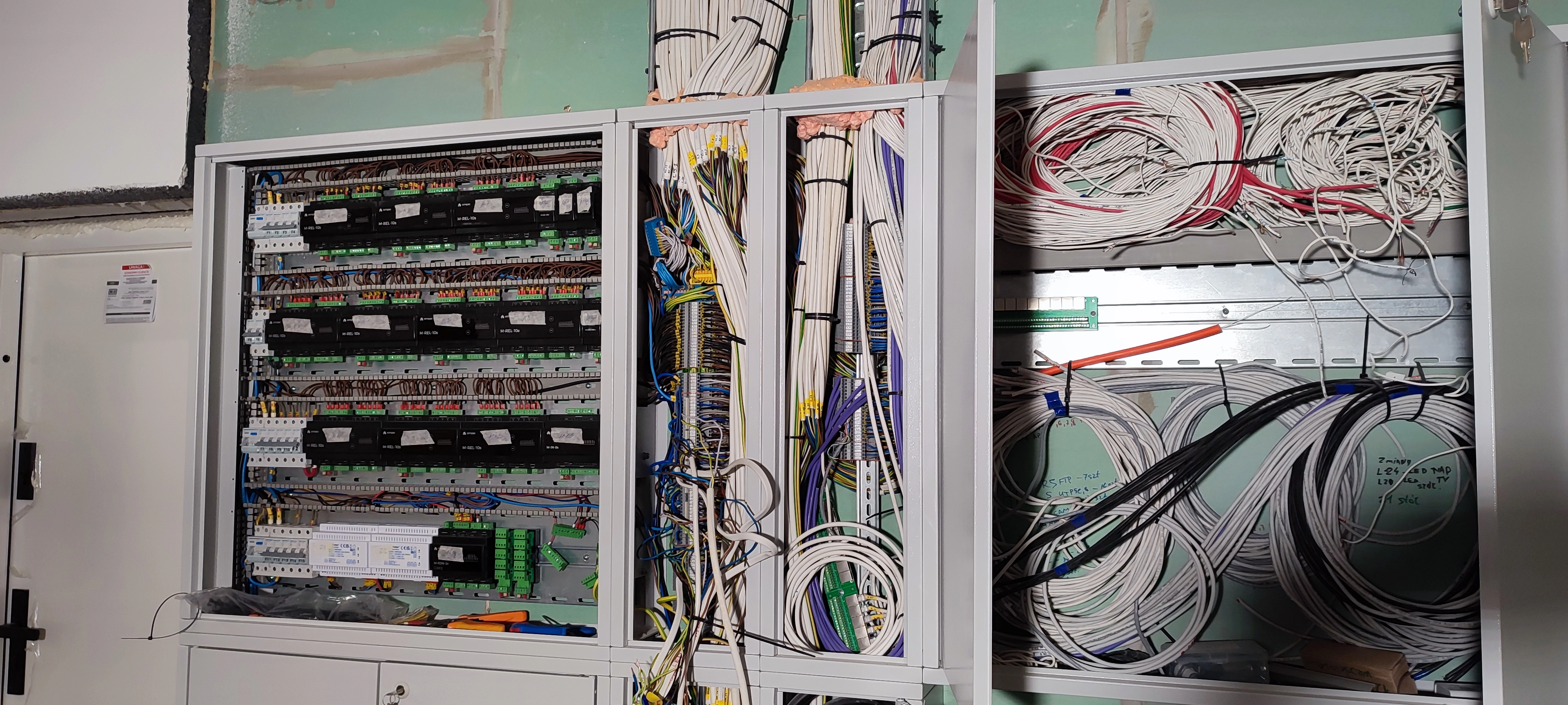 Szafa elektryczna domu 300 m² z modułami Ampio