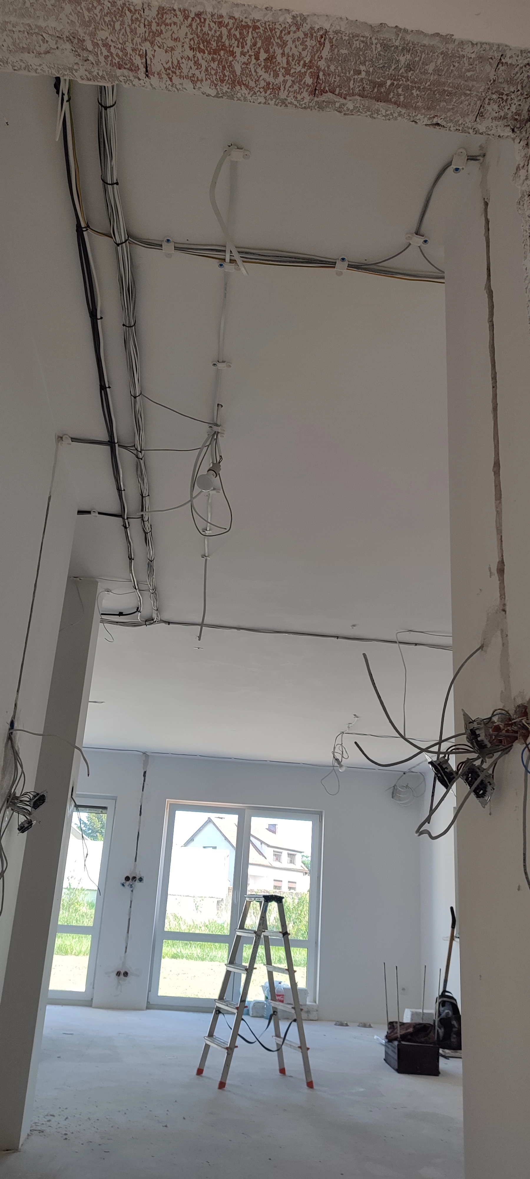 Widok wnętrza szafy technicznej po instalacji modułów Ampio